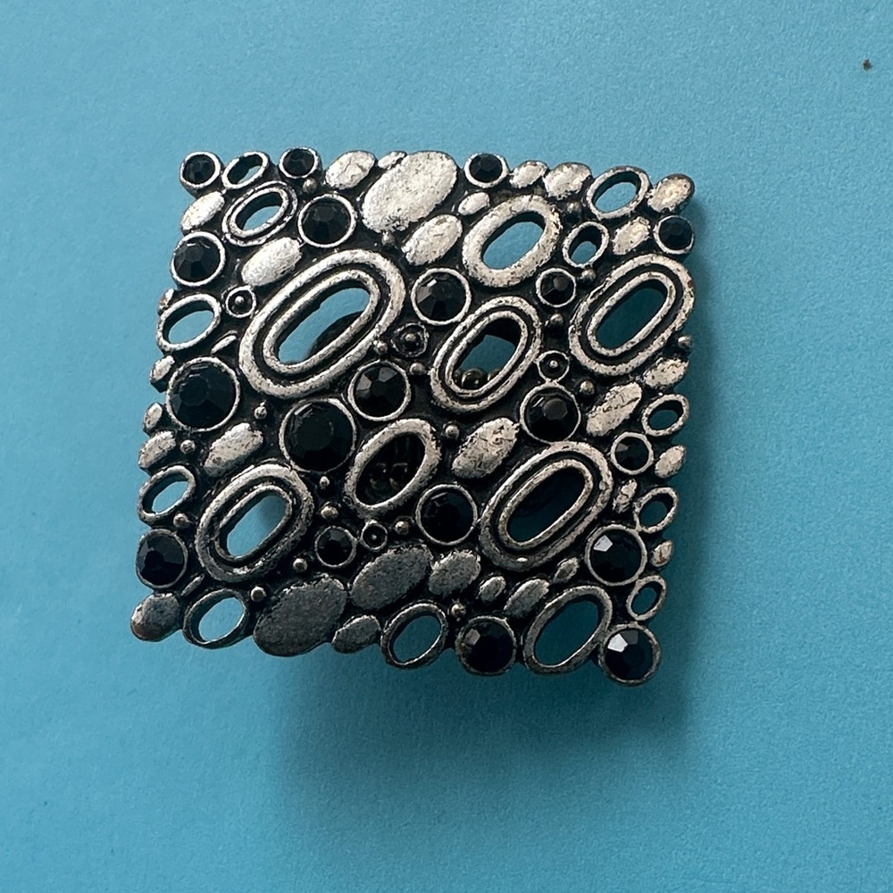 Chic Silver and Black statement ring  with élasticité band